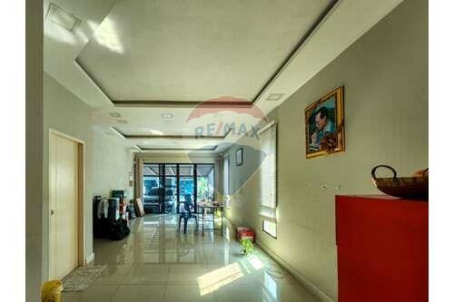 176 Sqm., 3 Beds, 2 Baths Townhouse listed for ฿ 5,800,000.