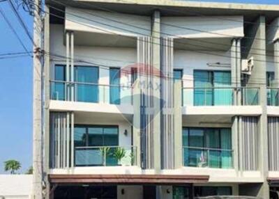 Affordable townhouse near mall and expressway for convenient living.