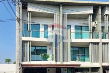 Affordable townhouse near mall and expressway for convenient living.