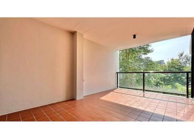 !! Promotion Price !! Modern big terrace 4 bedrooms in private apartment Sathon Soi 1