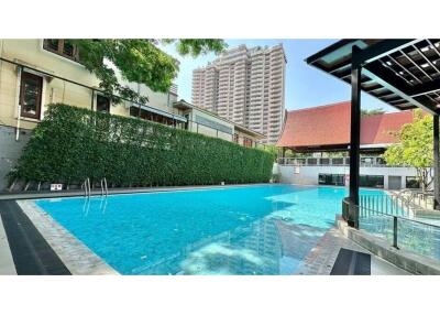 !! Promotion Price !! Modern big terrace 4 bedrooms in private apartment Sathon Soi 1