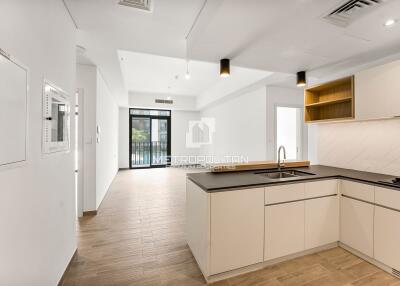 Pool View  Fitted Kitchen  Ready to Move in