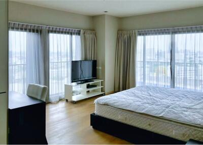 For Rent 2 Bedrooms  High Floor Condo at Noble Reveal, BTS Ekamai