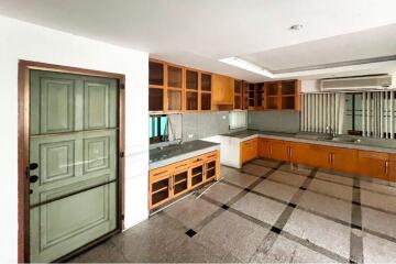 For Rent Detached House with pool suitable for residential and commercial in Thonglor