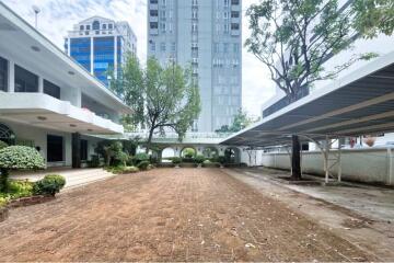 For Rent Detached House with pool suitable for residential and commercial in Thonglor