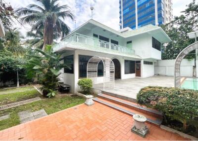 For Rent Detached House with pool suitable for residential and commercial in Thonglor