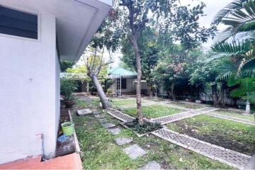 For Rent Detached House with pool suitable for residential and commercial in Thonglor