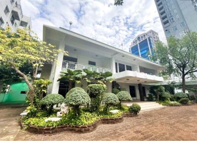 For Rent Detached House with pool suitable for residential and commercial in Thonglor