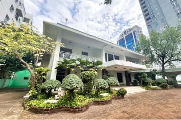 For Rent Detached House with pool suitable for residential and commercial in Thonglor