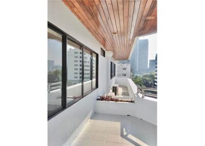 Newly renovated big balcony 3+1 bedroom Pet friendly Thonglor