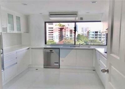 Newly renovated big balcony 3+1 bedroom Pet friendly Thonglor