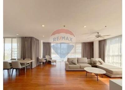 Pet Friendly 3 bedrooms newly Renovated large balcony in Ekkamai.