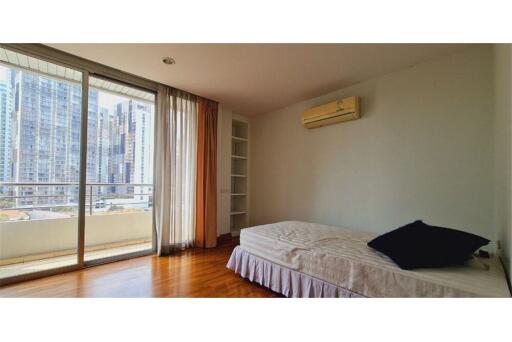 Spacious 3 bedrooms Sukhumvit 24 FOR RENT Next to Park