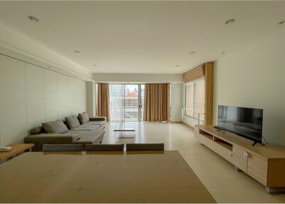 For rent spacious 2 bedrooms in low rise apartment