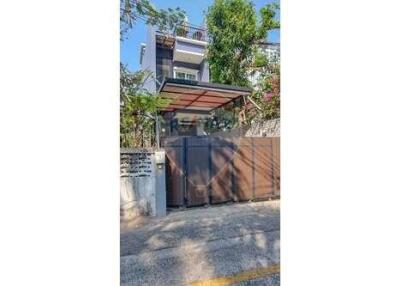 3 bed private house for rent Thonglor Sukhumvit 55 small pet allowed