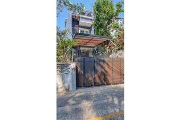 3 bed private house for rent Thonglor Sukhumvit 55 small pet allowed