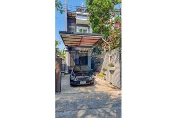 3 bed private house for rent Thonglor Sukhumvit 55 small pet allowed