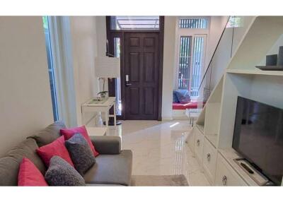 3 bed private house for rent Thonglor Sukhumvit 55 small pet allowed