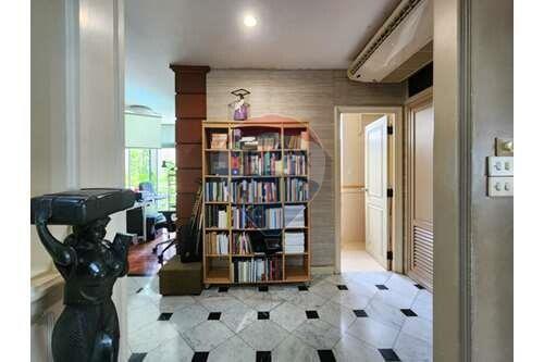 Large 4 bed in BTS Phrom Phong, ideal for pets and entrepreneurs.