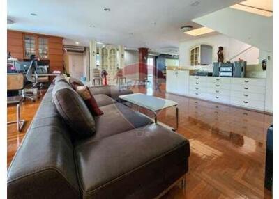 Large 4 bed in BTS Phrom Phong, ideal for pets and entrepreneurs.