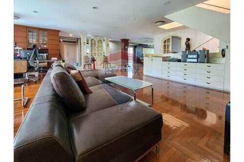 Large 4 bed in BTS Phrom Phong, ideal for pets and entrepreneurs.