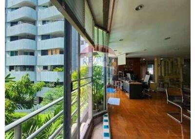 Large 4 bed in BTS Phrom Phong, ideal for pets and entrepreneurs.