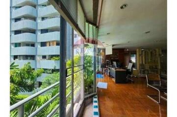 Large 4 bed in BTS Phrom Phong, ideal for pets and entrepreneurs.