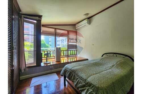 Large 4 bed in BTS Phrom Phong, ideal for pets and entrepreneurs.