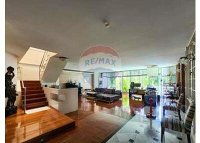 Large 4 bed in BTS Phrom Phong, ideal for pets and entrepreneurs.