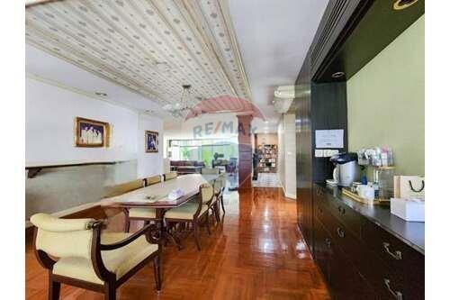 Large 4 bed in BTS Phrom Phong, ideal for pets and entrepreneurs.