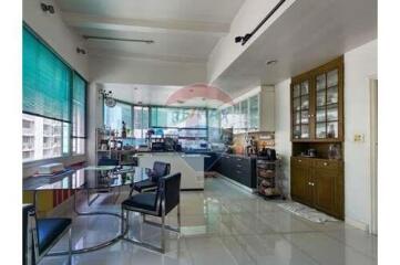 Large 4 bed in BTS Phrom Phong, ideal for pets and entrepreneurs.