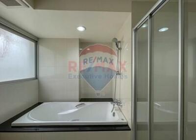 2 bed for rent BTS Asoke Sukhumvit cat friendly