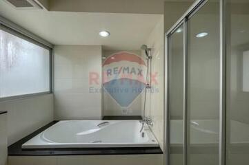 2 bed for rent BTS Asoke Sukhumvit cat friendly