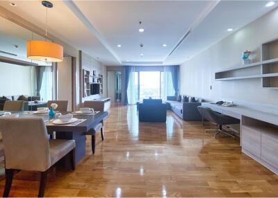 For Rent Apartment High Rise Building 2 Bedrooms with balcony in Sukhumvit 39