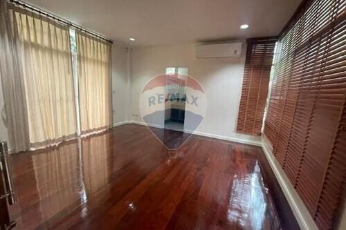 "Spacious Sathon Sanctuary: 3BR/3BA Home for Rent!"