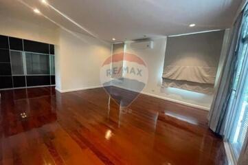 "Spacious Sathon Sanctuary: 3BR/3BA Home for Rent!"