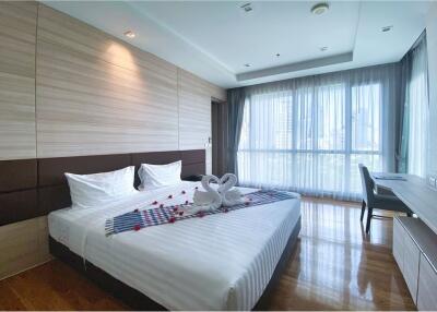 For Rent Apartment High Rise Building 3 Bedrooms with balcony in Sukhumvit 39