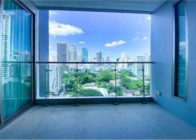 For Rent Apartment High Rise Building 3 Bedrooms with balcony in Sukhumvit 39