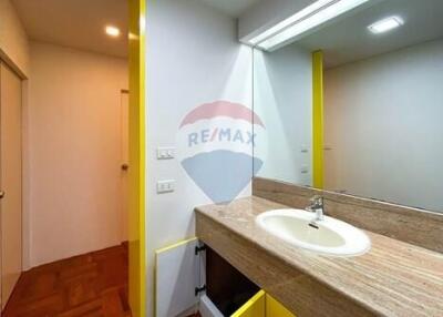 Newly renovated Duplex 3 Bedrooms, just steps away from ThongLor BTS.