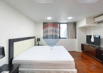 Newly renovated Duplex 3 Bedrooms, just steps away from ThongLor BTS.