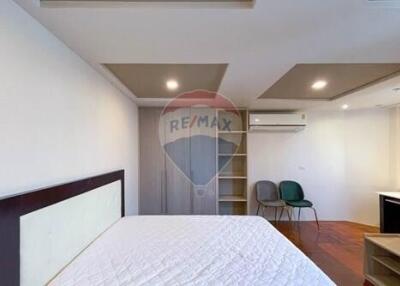 Newly renovated Duplex 3 Bedrooms, just steps away from ThongLor BTS.