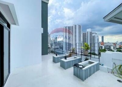 Newly renovated Duplex 3 Bedrooms, just steps away from ThongLor BTS.