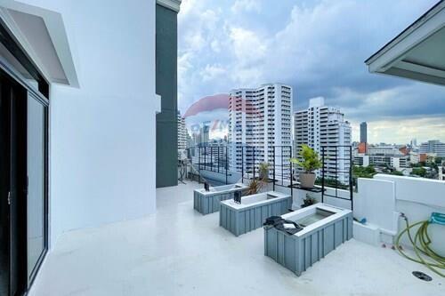 Newly renovated Duplex 3 Bedrooms, just steps away from ThongLor BTS.