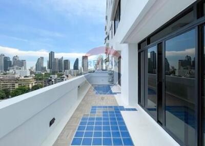 Newly renovated Duplex 3 Bedrooms, just steps away from ThongLor BTS.