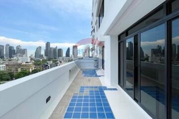 Newly renovated Duplex 3 Bedrooms, just steps away from ThongLor BTS.