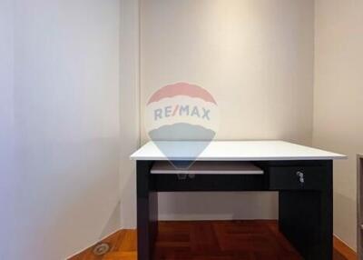 Newly renovated Duplex 3 Bedrooms, just steps away from ThongLor BTS.