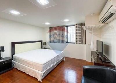 Newly renovated Duplex 3 Bedrooms, just steps away from ThongLor BTS.