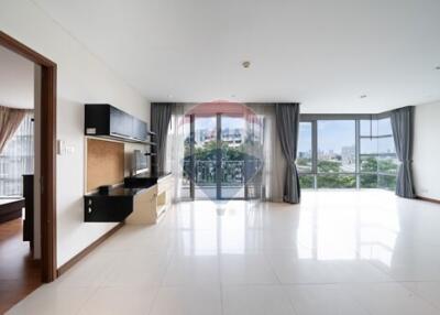 Luxurious 3-BR Condo in Vibrant Bangkok