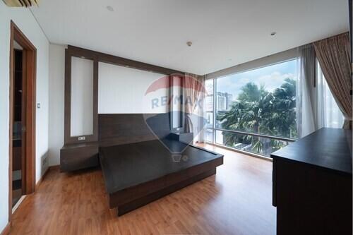 Luxurious 3-BR Condo in Vibrant Bangkok