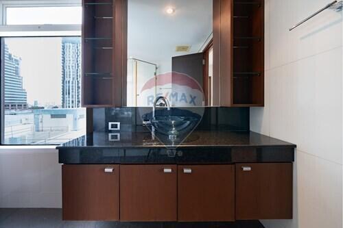 Luxurious 3-BR Condo in Vibrant Bangkok